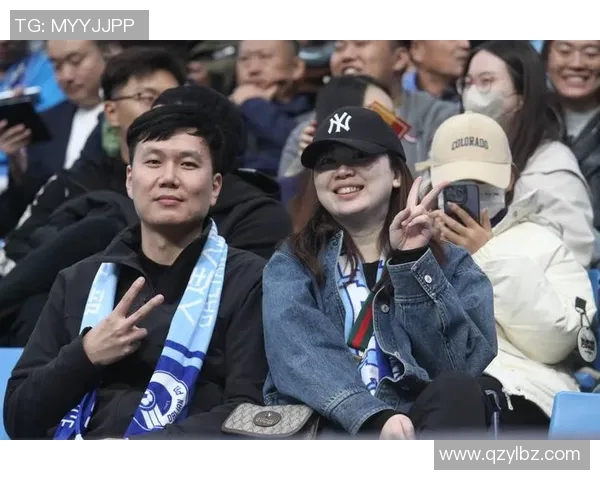 球迷在看台上表白成功,现场掌声雷动 球迷在看台上表白成功,现场掌声雷动